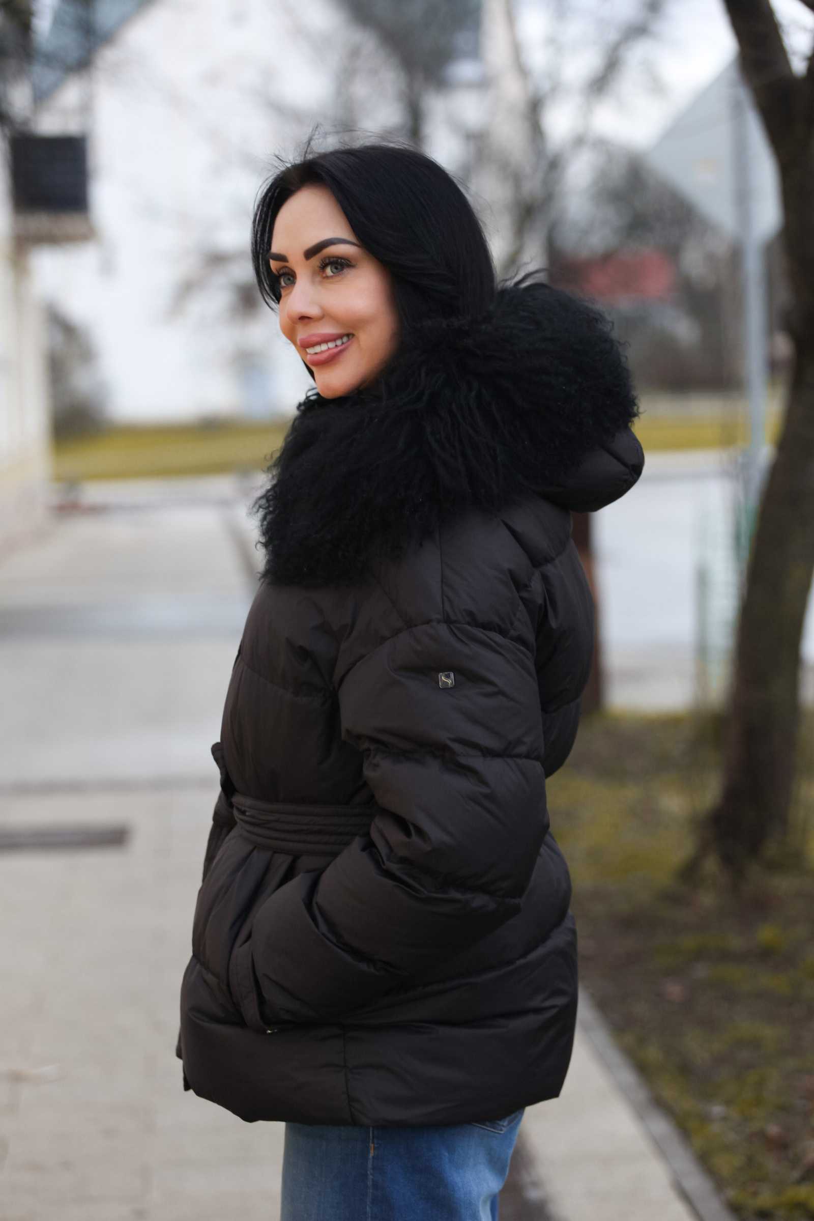 Купить женский пуховик с мехом ламы LANA