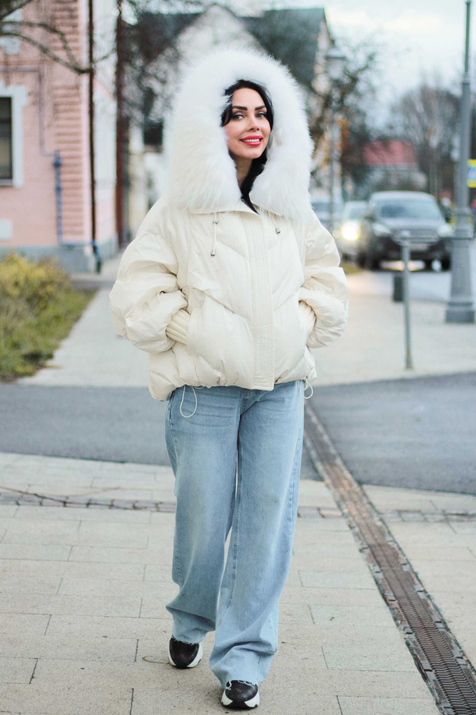 Купить пуховик c мехом финского енота IZZI