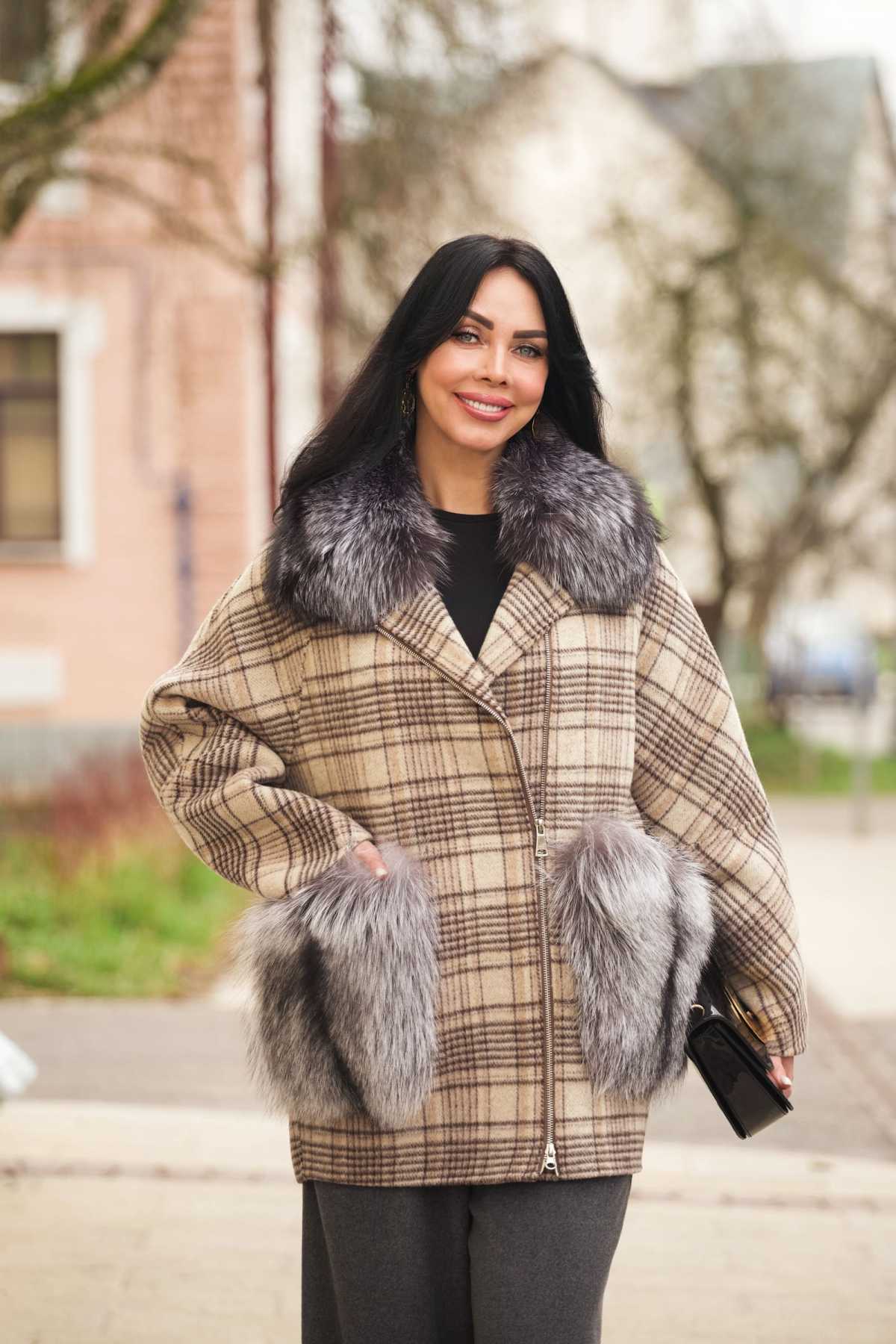 Купить шерстяное пальто в клетку с мехом лисы DORA